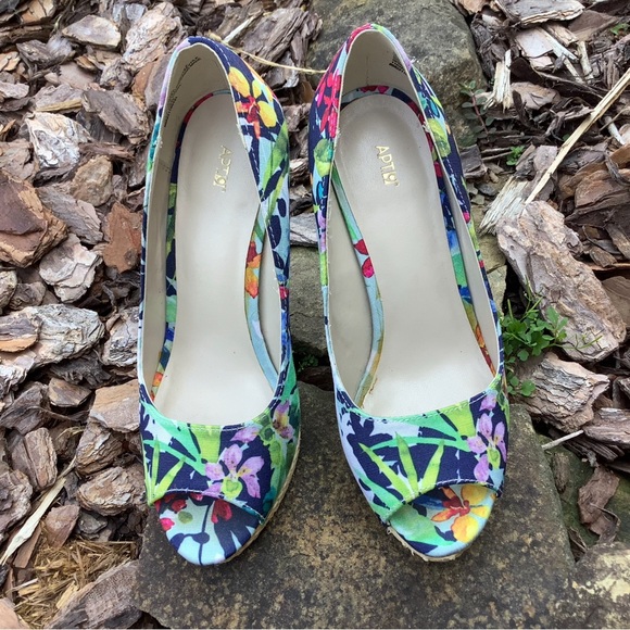 Apt 9 Floral Platform Heels - Size 6 - Picture 3 of 9